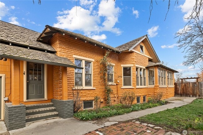 Building Photo - 312 E Manitoba Ave