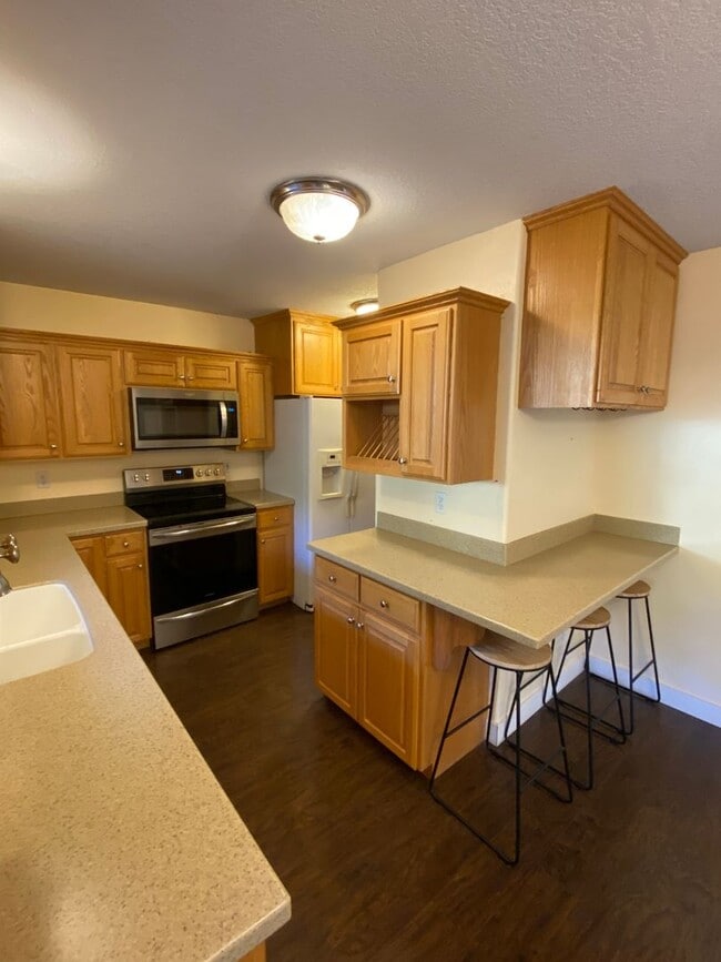 Building Photo - Custom Home With Shop!