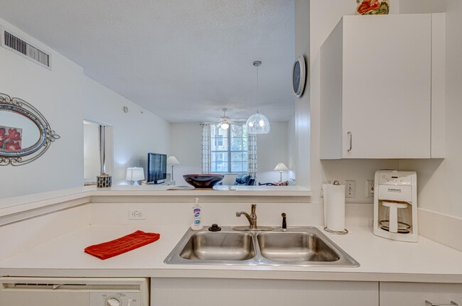 Building Photo - 630 S Sapodilla Ave