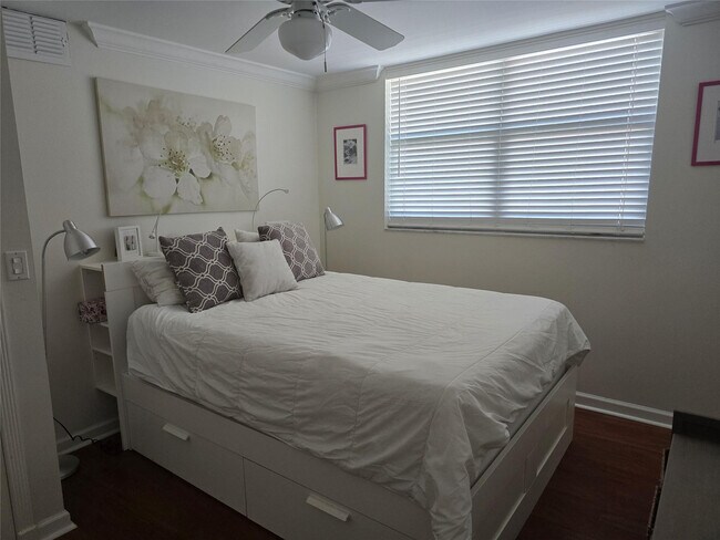 Building Photo - 1401 N Riverside Dr