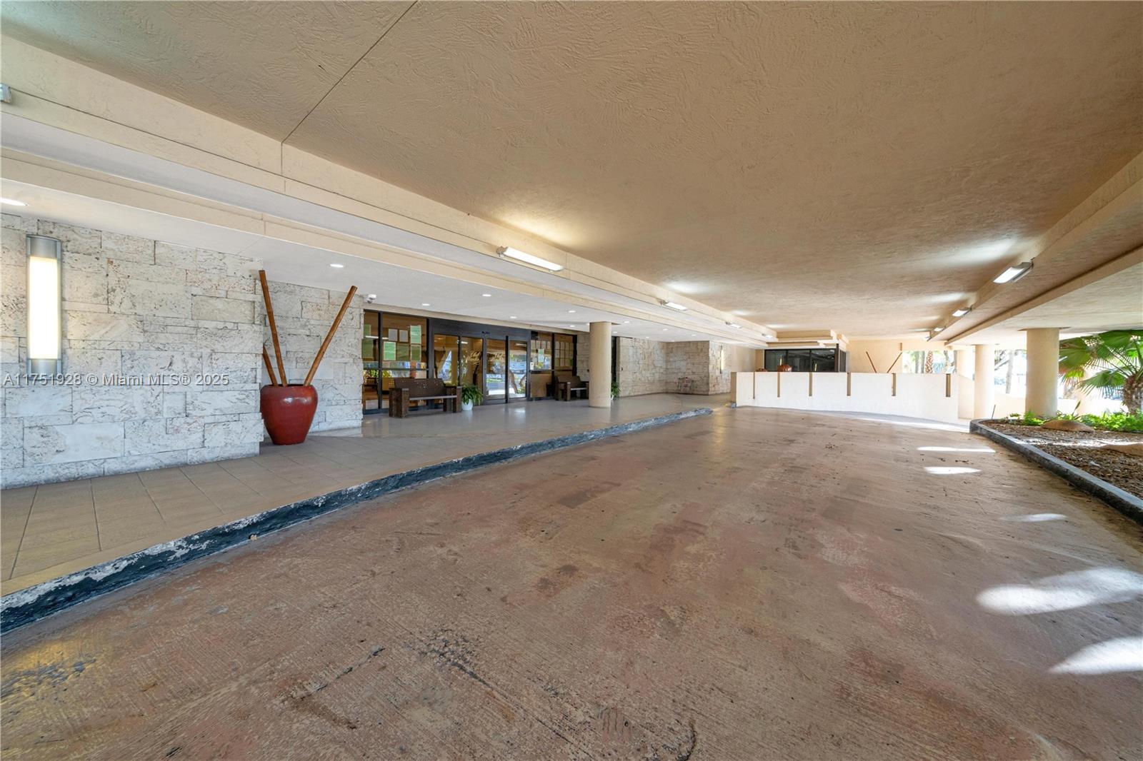 Building Photo - 2555 Collins Ave
