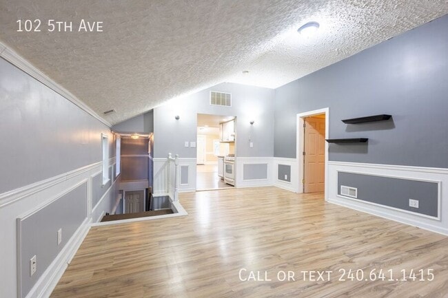 Building Photo - 102 5th Ave