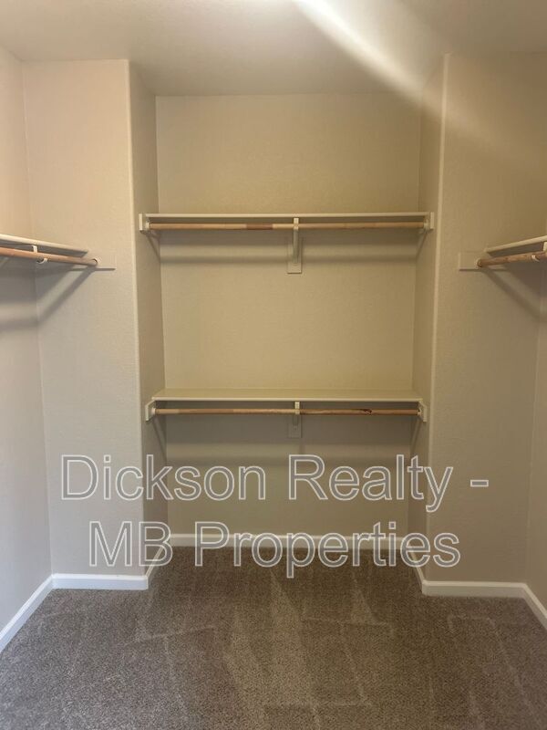 Building Photo - 10724 Grayslake Dr