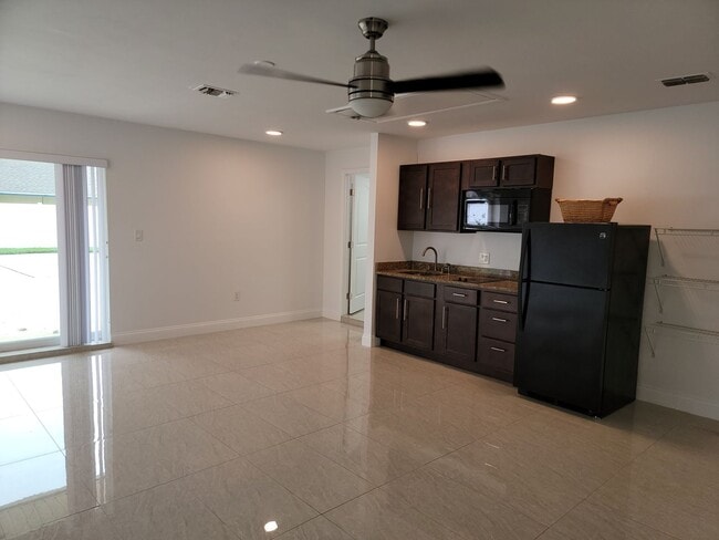 Building Photo - Efficiency, all utilities included kitchen.