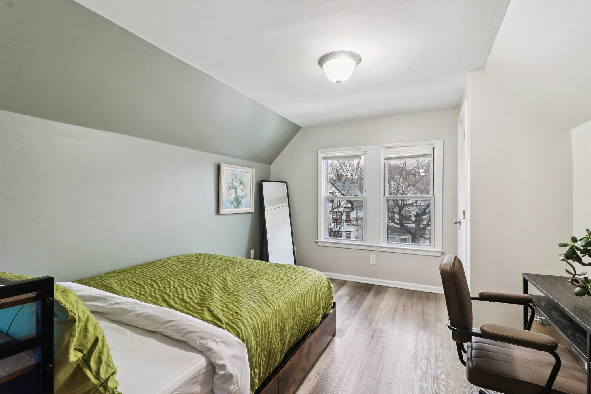 Fully furnished - 136 Shelton Ave