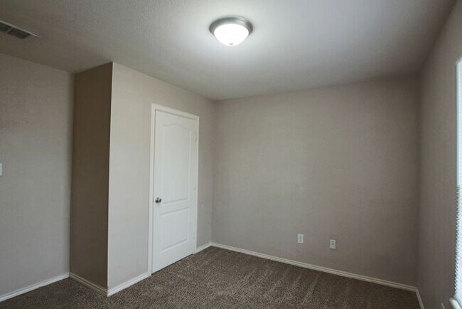 Building Photo - Tour Today!: 2 Bedroom 2 Bath Duplex in Lindale!