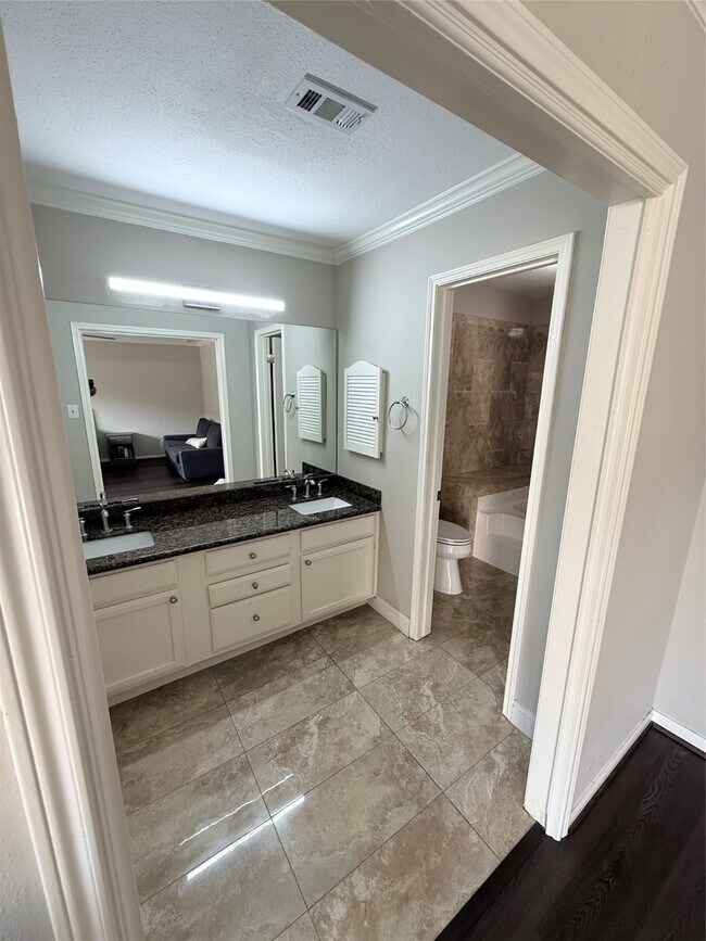 Building Photo - 1112 Bering Dr