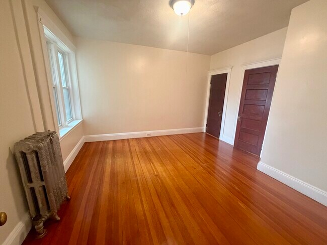 Building Photo - 807 Centre St