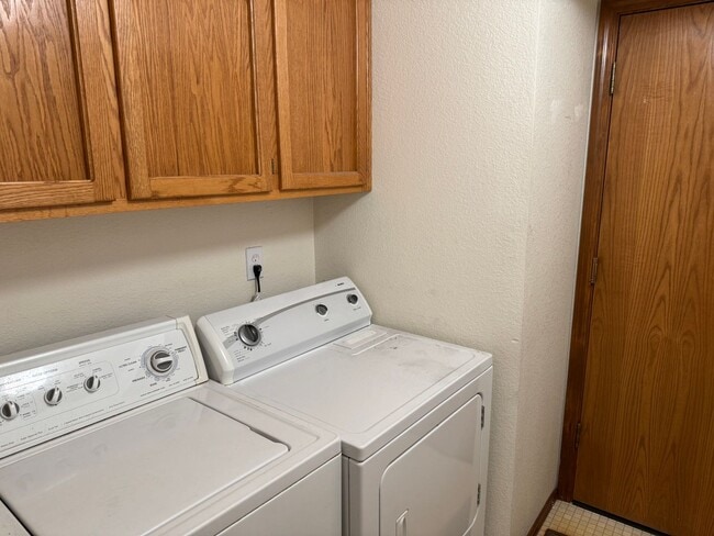 Building Photo - 3 Bed, 2.5 Bath Country Club
