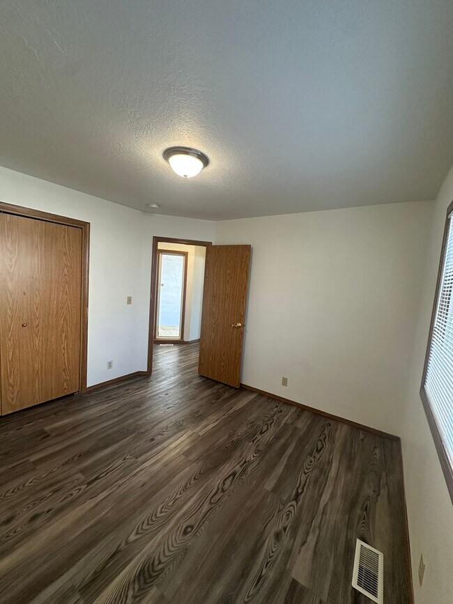 Building Photo - Tranquil & delightful 3-bedroom, 2-bathroo...