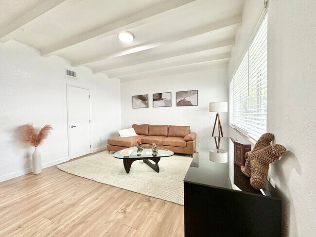 Building Photo - LARGE 1 BEDROOM FULLY FURNISHED IN WATERFR...