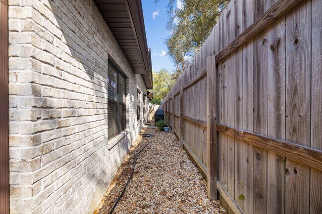 Building Photo - 518 Sibert Ave