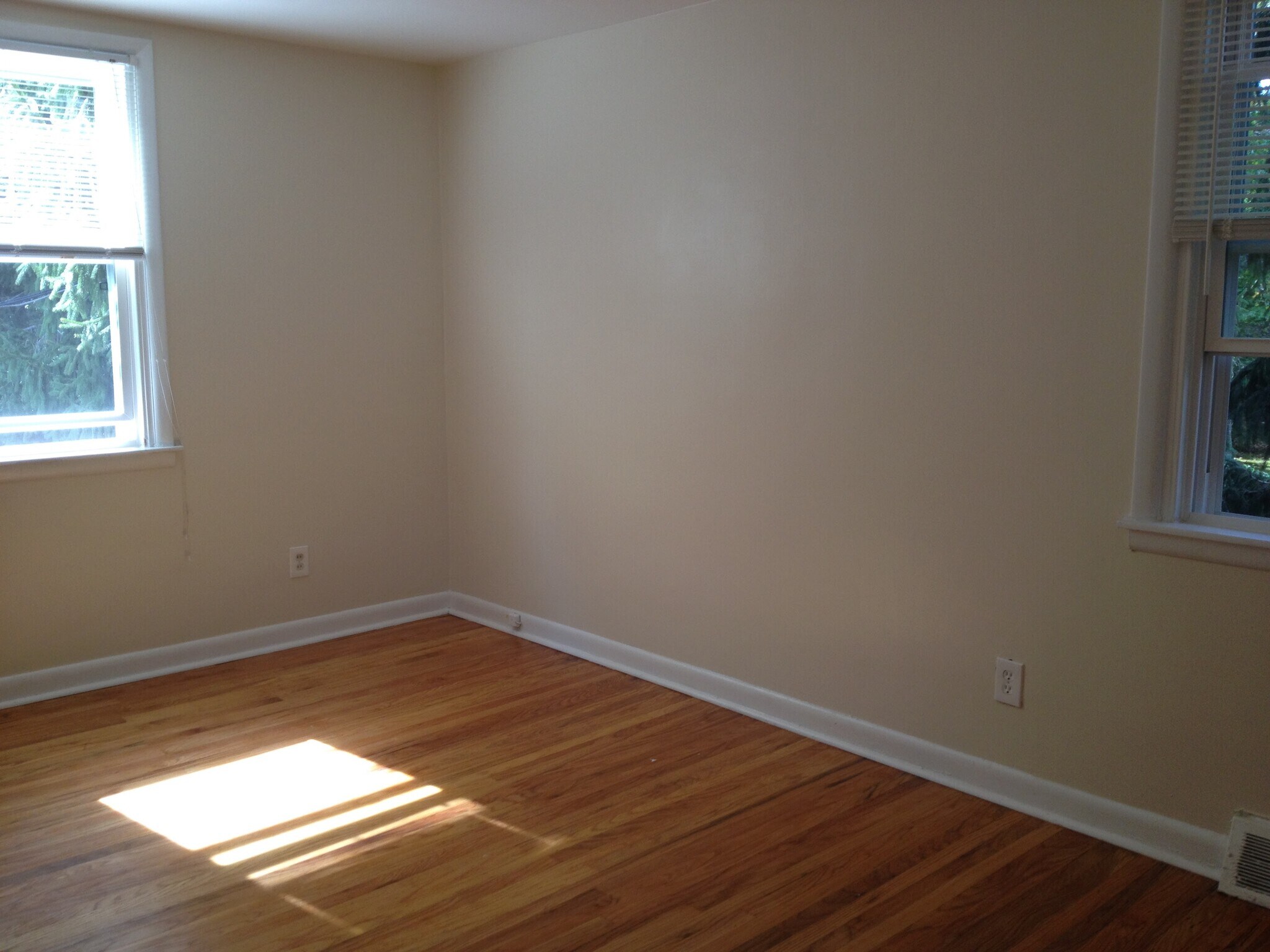 Bedroom w/2 windows - 7006 Boyer St