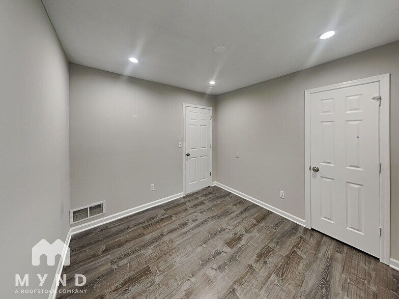 Building Photo - 1224 Classic Dr NE