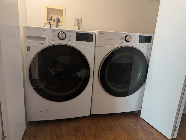 Building Photo - 2556 N Kimball Ave