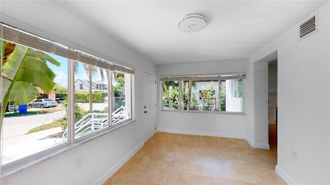 Building Photo - 2915 SW 24 St