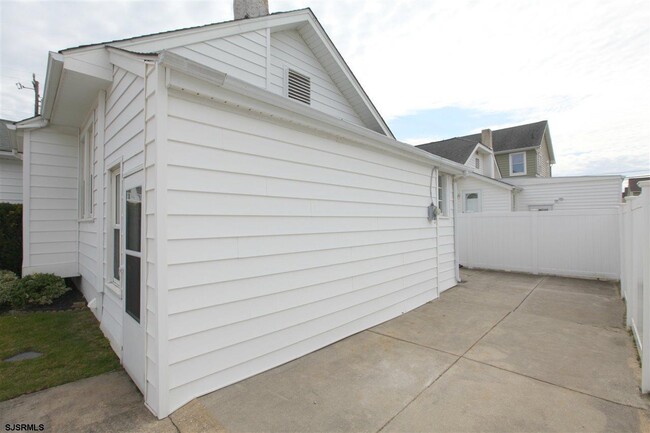 Building Photo - 104 N 35th Ave