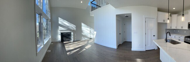 Building Photo - 682 E Benbrook Ln