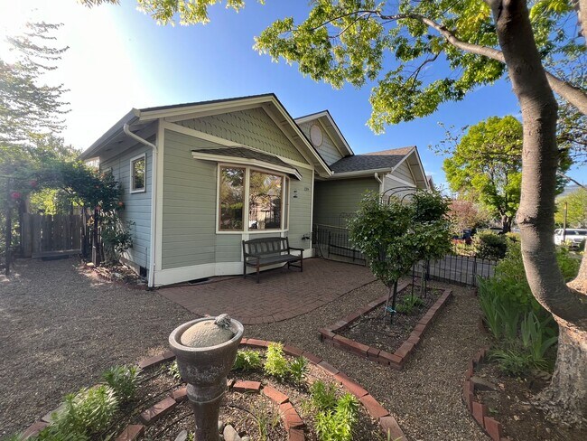 Building Photo - Gardener's Dream!  2 Bedroom house on quiet corner lot