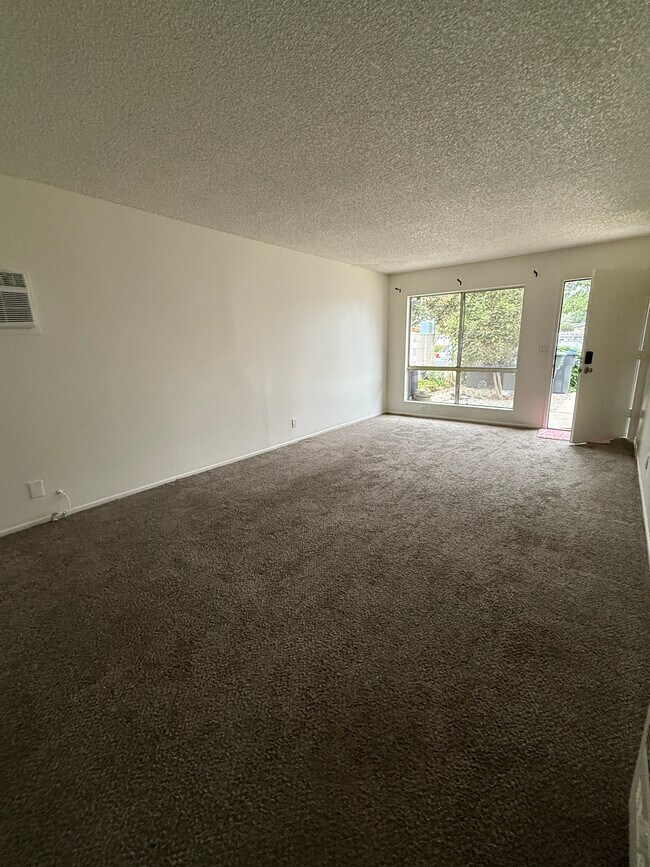 Building Photo - 305-302 N Dwyer Pl