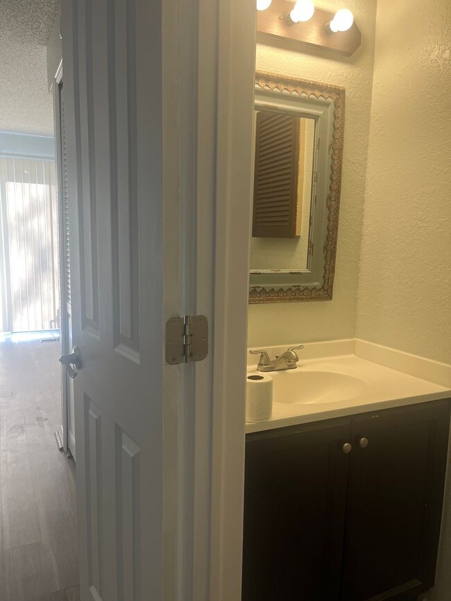 Building Photo - Remodeled 2 Bed/1.5 Bath Townhome for Rent...