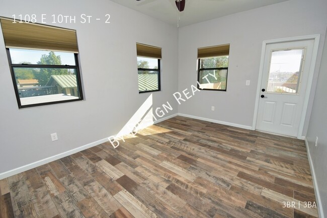 Building Photo - Modern 3 Bed 3 Bath - Less than 1 Mile to ...