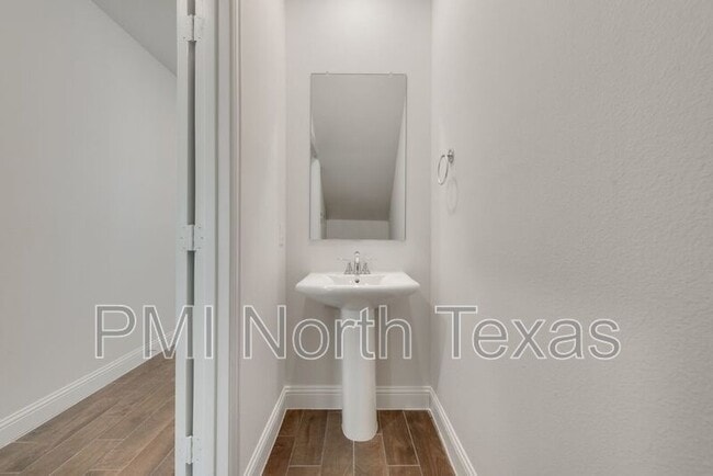 Building Photo - 3014 Isla Ter