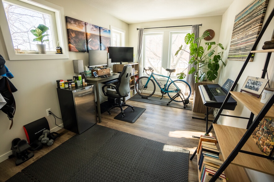2nd Bedroom, can be used as bedroom or office - 2927 Marshall St NE