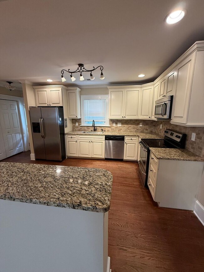 Building Photo - Bungalow in Charlotte with 2 bedrooms, 2 baths