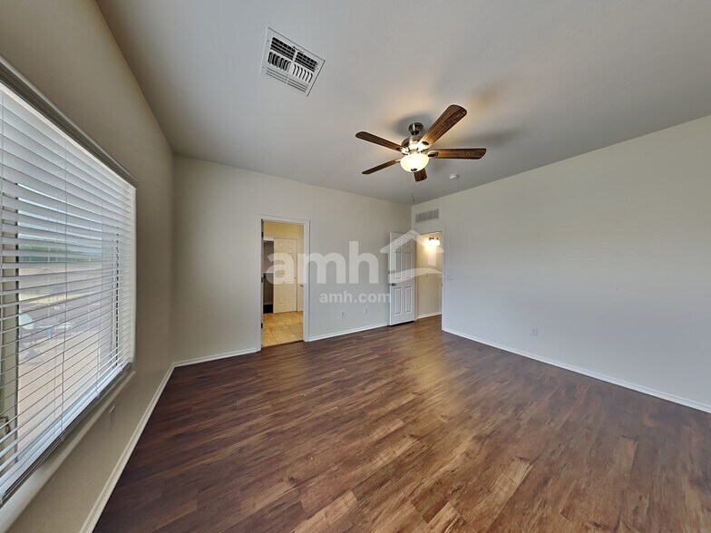 Building Photo - 447 E Placita Lezna