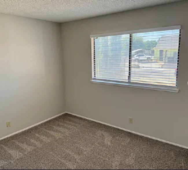 Building Photo - Private Backyard Enjoyment!