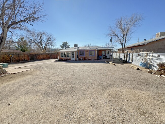 Building Photo - Great Duplex in the Vinyard Area of ABQ!