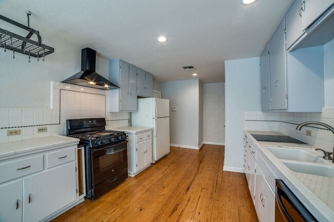 Building Photo - 244 Halcyon Pl