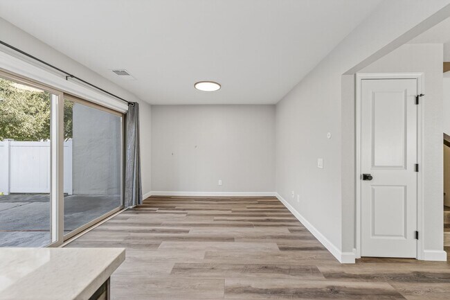 Building Photo - Charming 3-Bedroom Condo in Creekside Village – Prime Location!