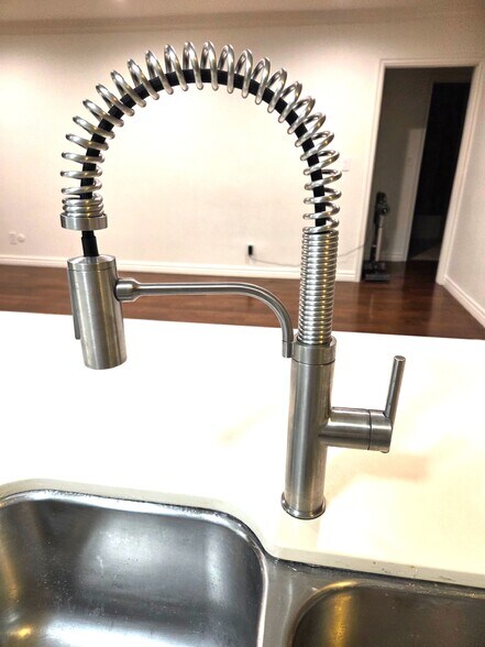 Building Photo - 1344 N Martel Ave