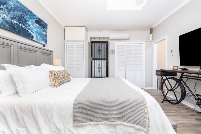 Building Photo - Fully Furnished Cottage by Yale