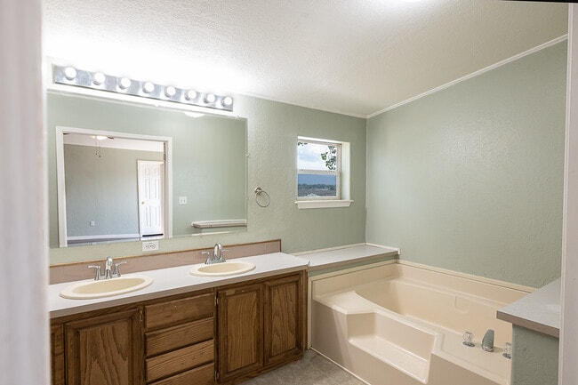 Building Photo - 49 Las Tusas Rd