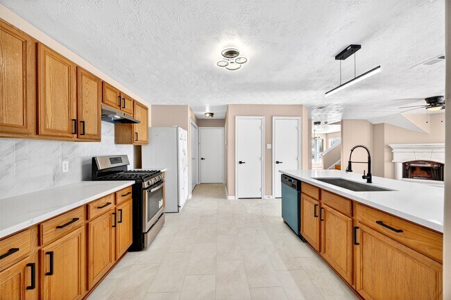 Building Photo - 15014 Middle Oaks Blvd