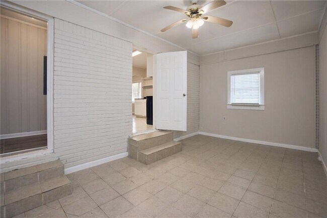 Building Photo - 2058 River Rd