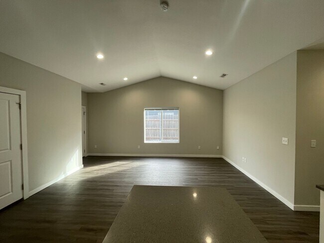 Building Photo - 13544/46 Haskell