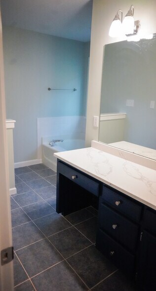 Primary bathroom - 3801 Lake Point Cir