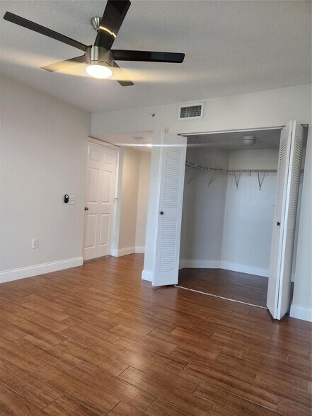 Building Photo - 317 Villa Cir
