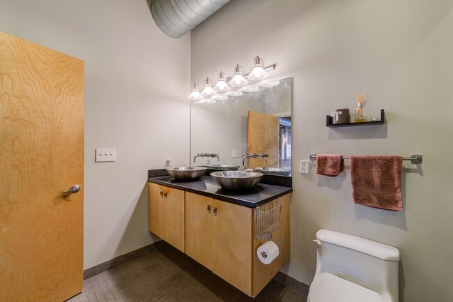 Building Photo - Huge Luxury 2 Story Condo with Private Rooftop Deck!