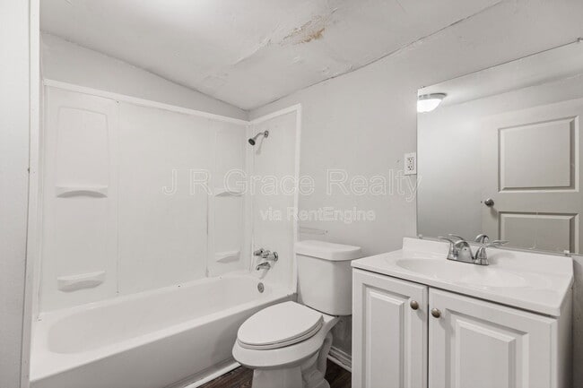 Building Photo - 515 E Lee St