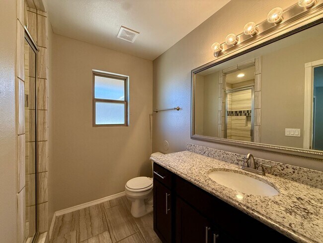 Building Photo - 4 Bedroom Home Close to Zaragoza and Montana!