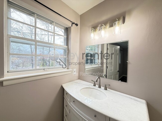 Building Photo - 4627 Hillmont Ln