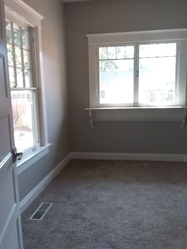 Building Photo - Recently updated single family home