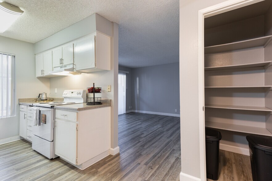 Building Photo - Riverglen by the River