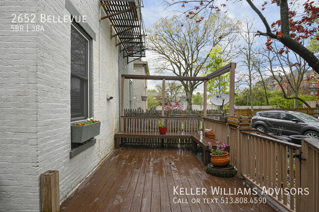 Building Photo - 2652 Bellevue-