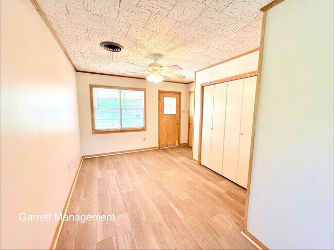 Building Photo - 1074 US-281